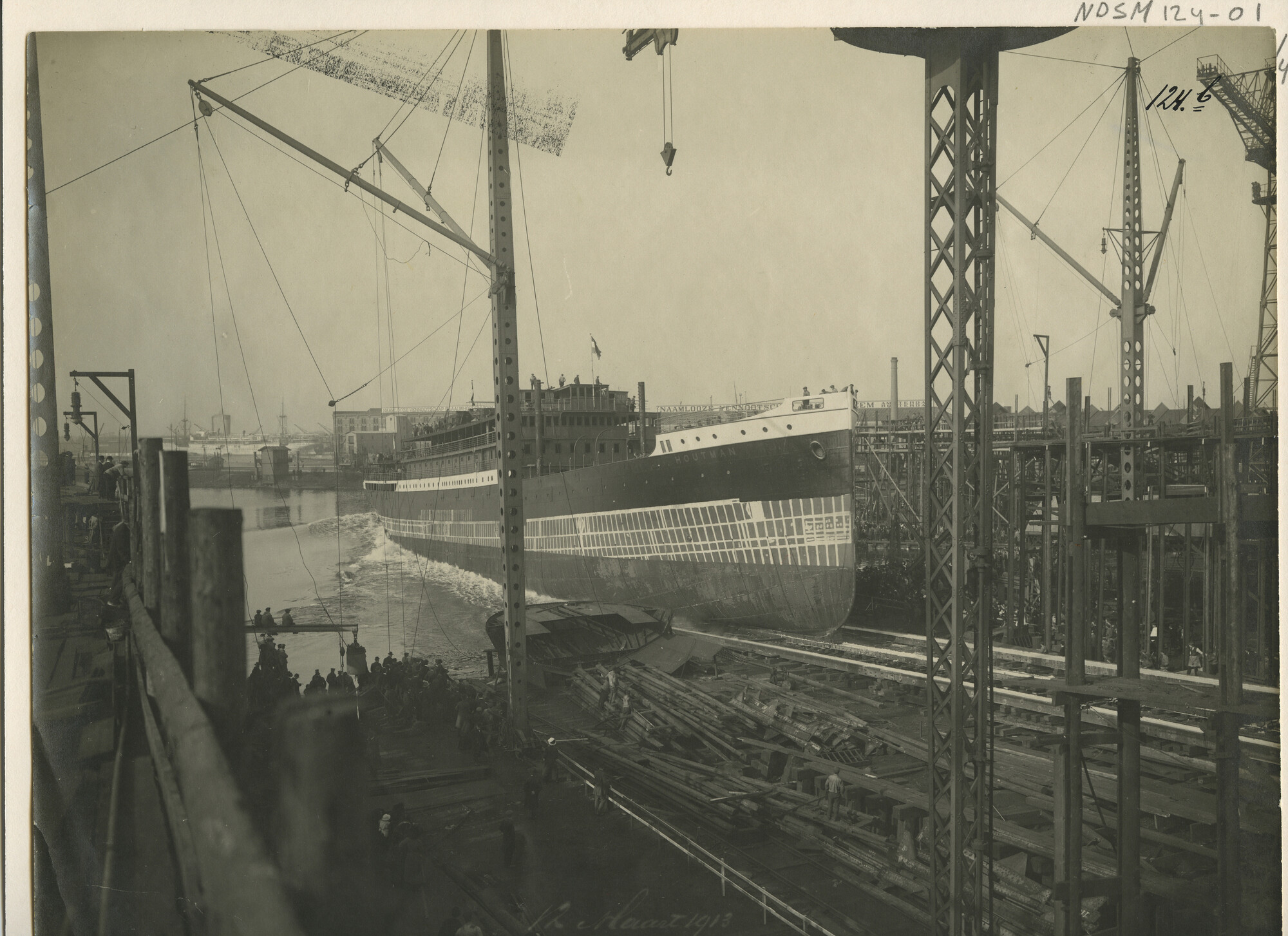 S.5444(0364)1; Foto van de tewaterlating van het vracht-passagiersschip ss. Houtman; foto