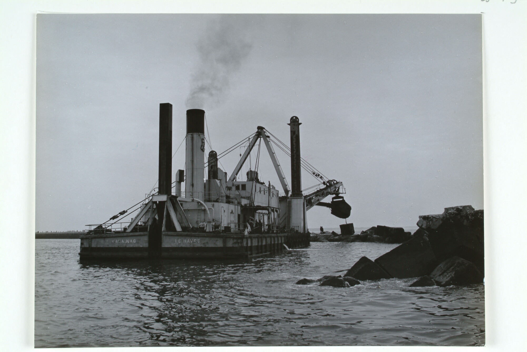 1996.4696; Foto's van de Franse zandzuiger Kala-Nag in actie tijdens de uitbreiding van de pieren van IJmuiden; fotoreportage