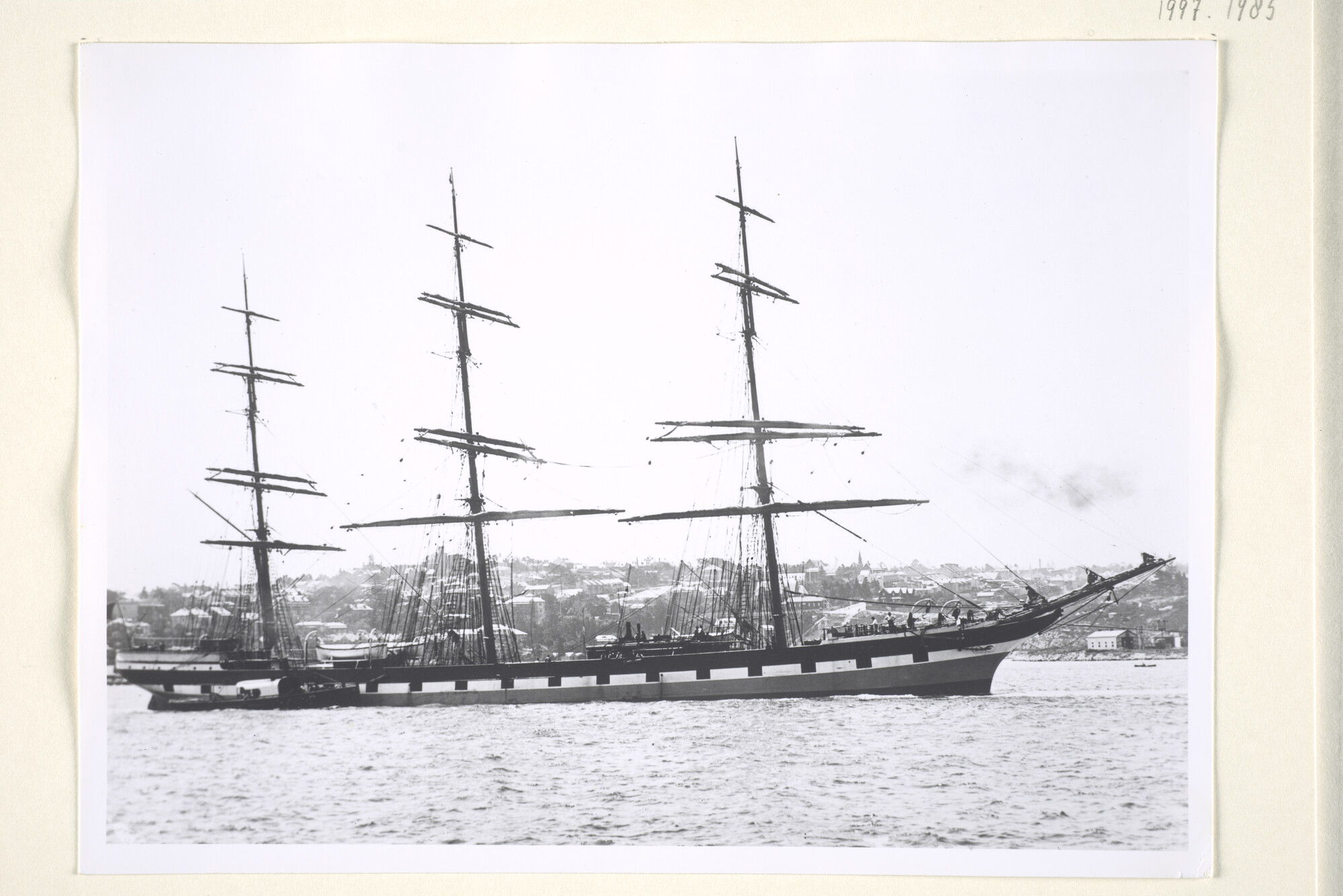 1997.1985; Het Britse 3-mast barkschip Tamar van Davitt & Moore uit Londen [...]; foto