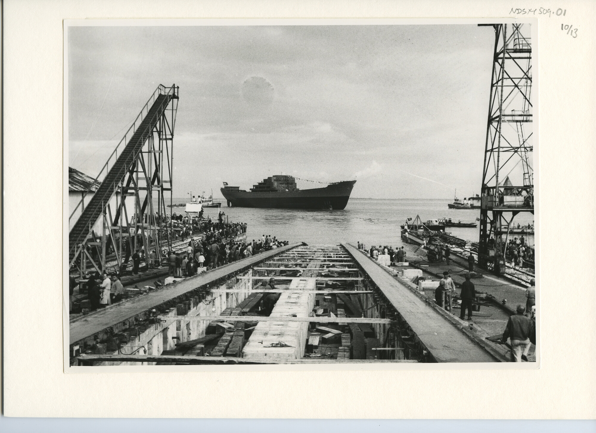 S.5444(2928)10; Foto van de tewaterlating en inzegening van het Portugese vrachtschip ms. Beira; foto