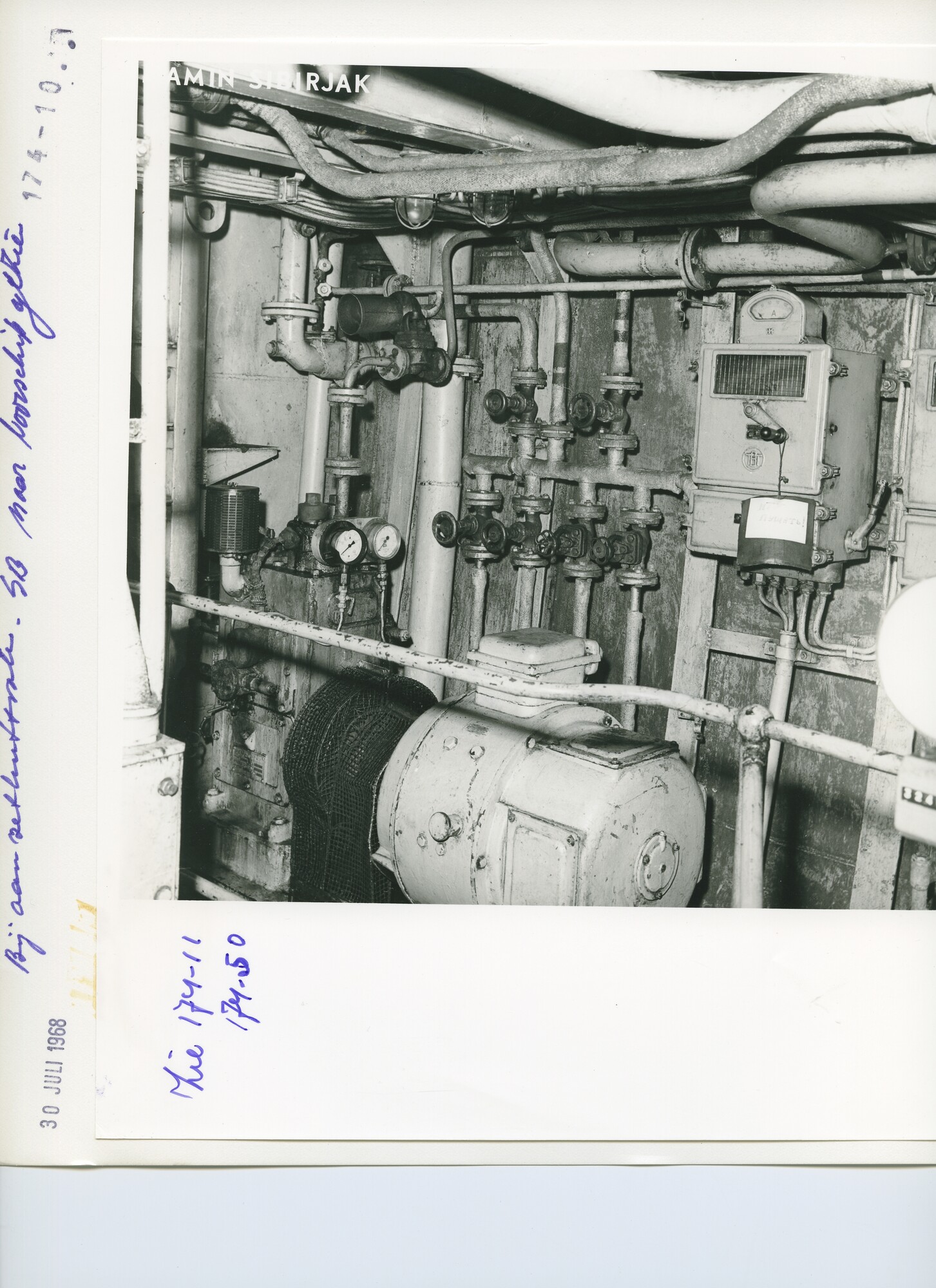 S.5444(04945)10; Interieurfoto's van de machinekamer en het kombuis van het Sovjet visfabriekschip annex hektrawler 'Mamin Sibirjak' (M 403) tijdens een reparatiebeurt [...]; foto