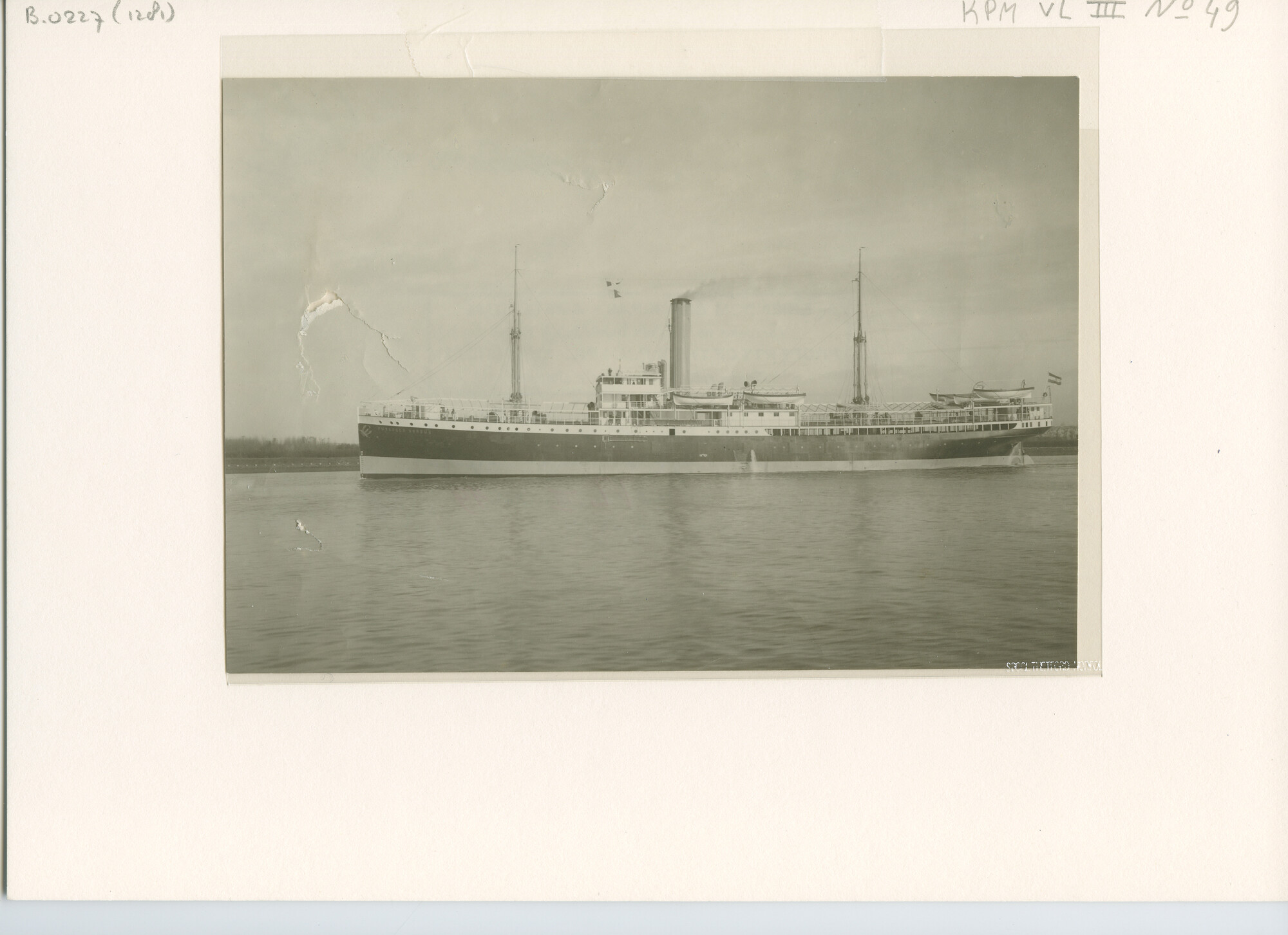 B.0227(1281)a; Foto van ss. Pijnacker Hordijk ligt afgemeerd aan de steiger tijdens het laden; foto