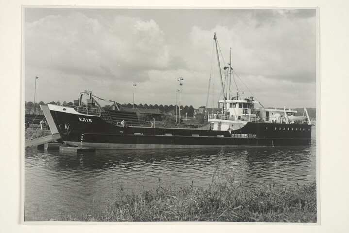 S.5219(12)0194; Foto's van de proeftocht van de bij de ASM gebouwde beach-landing craft 'Kais' op de Nieuw-Waterweg op weg naar zee; fotoreportage