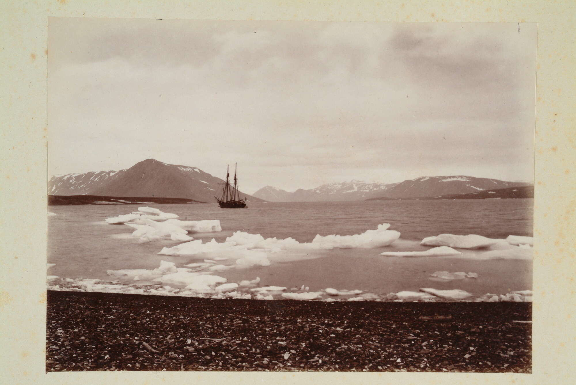 S.2956(09); Album met foto's van de Tweede Noordpoolexpeditie van de Willem Barents; fotoalbum