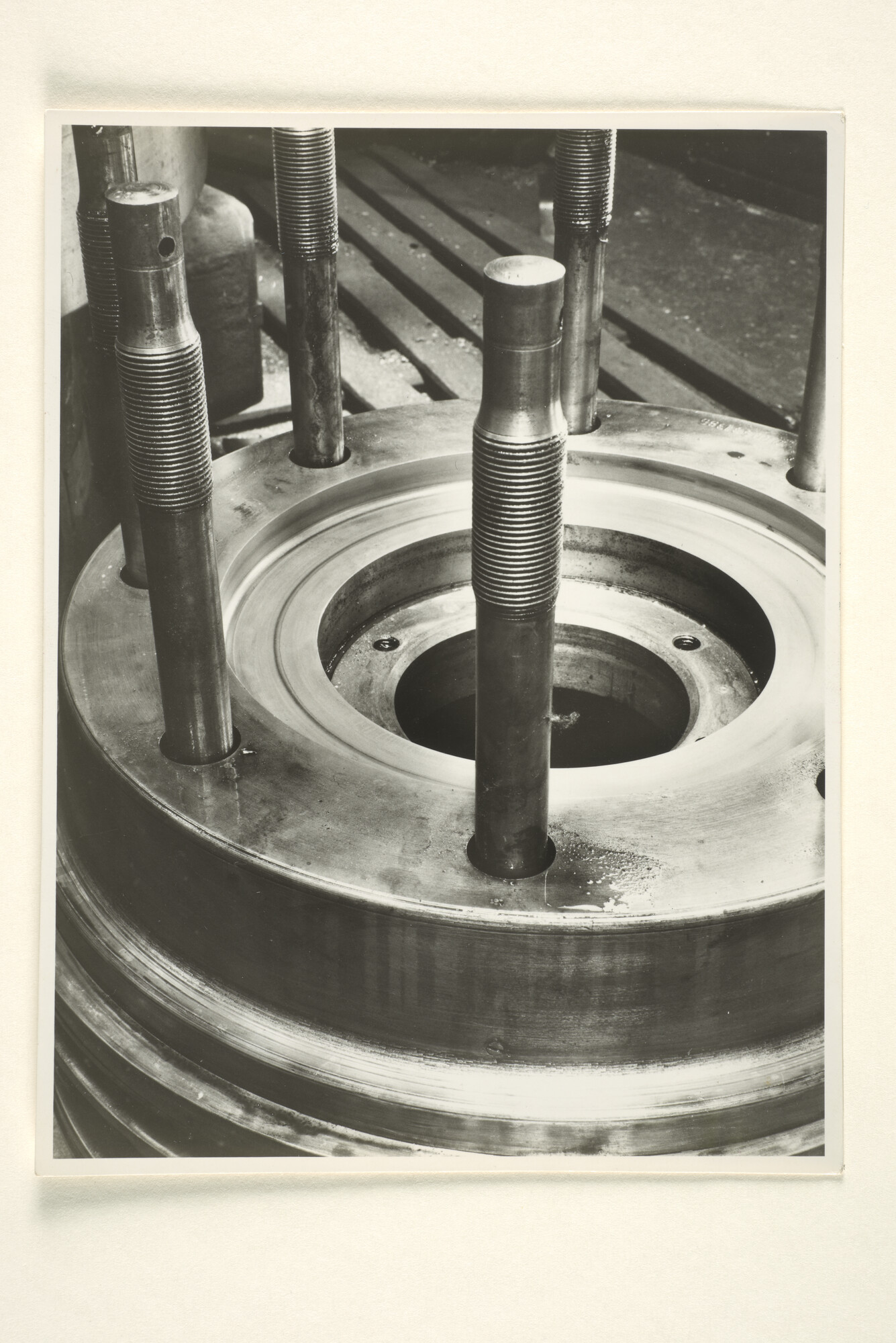1997.1352; Foto's van onderdelen voor de scheepsmotor van het vrachtschip ms. Straat Cook van de KJCPL; fotoreportage