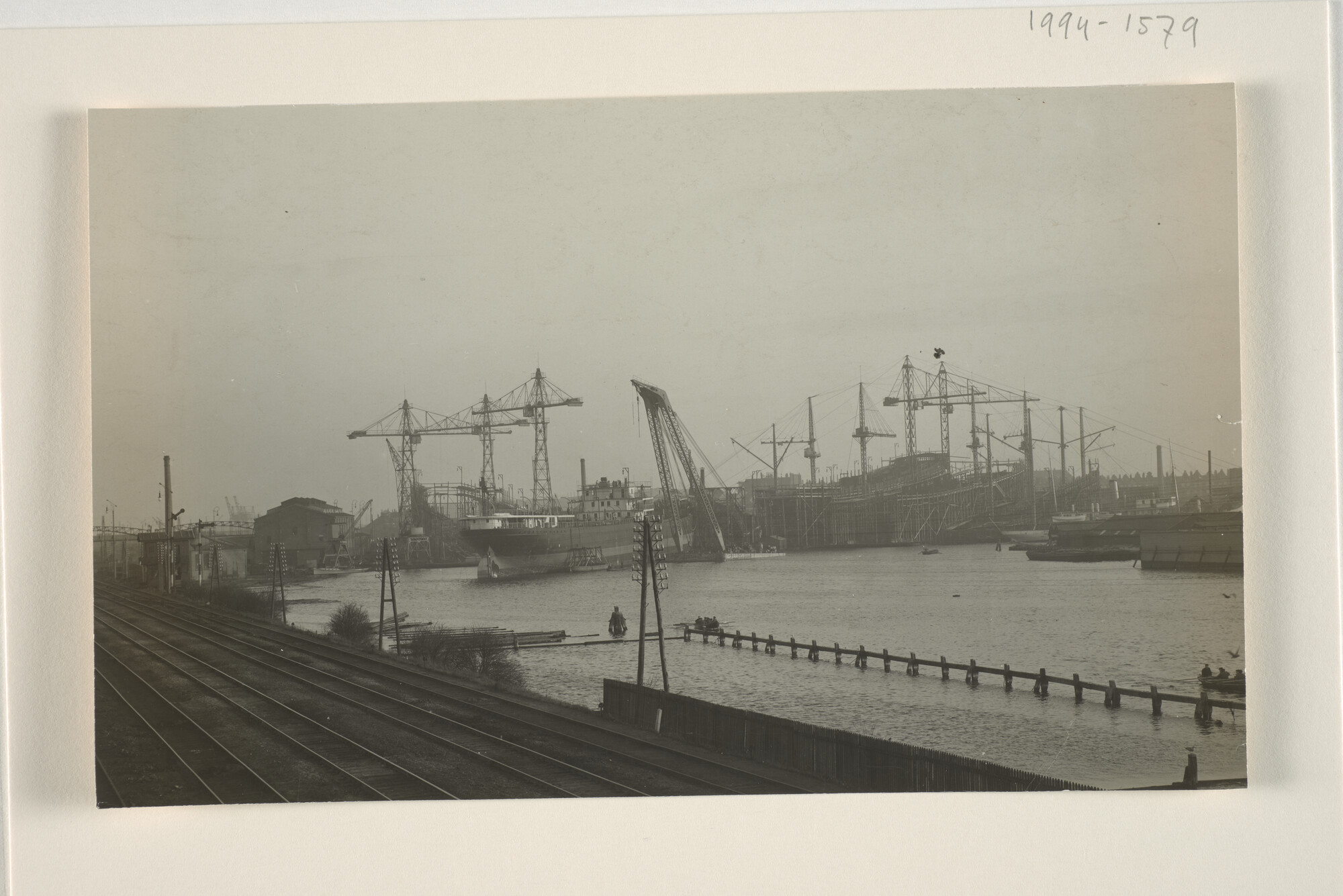 1994.1579; De tewaterlating van het ss. 'Ombilin' van de KPM; foto