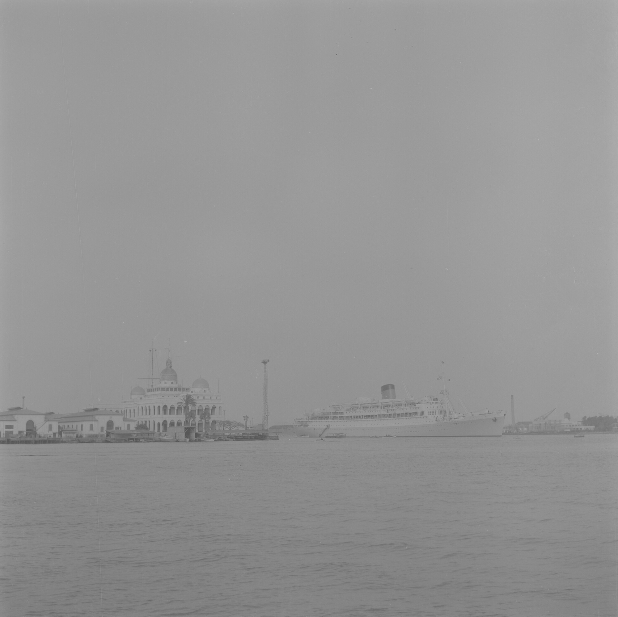 2015.2016; Negatief van ms. Oranje nabij het kantoor van de Suezkanaalmaatschappij te Port Said; negatief