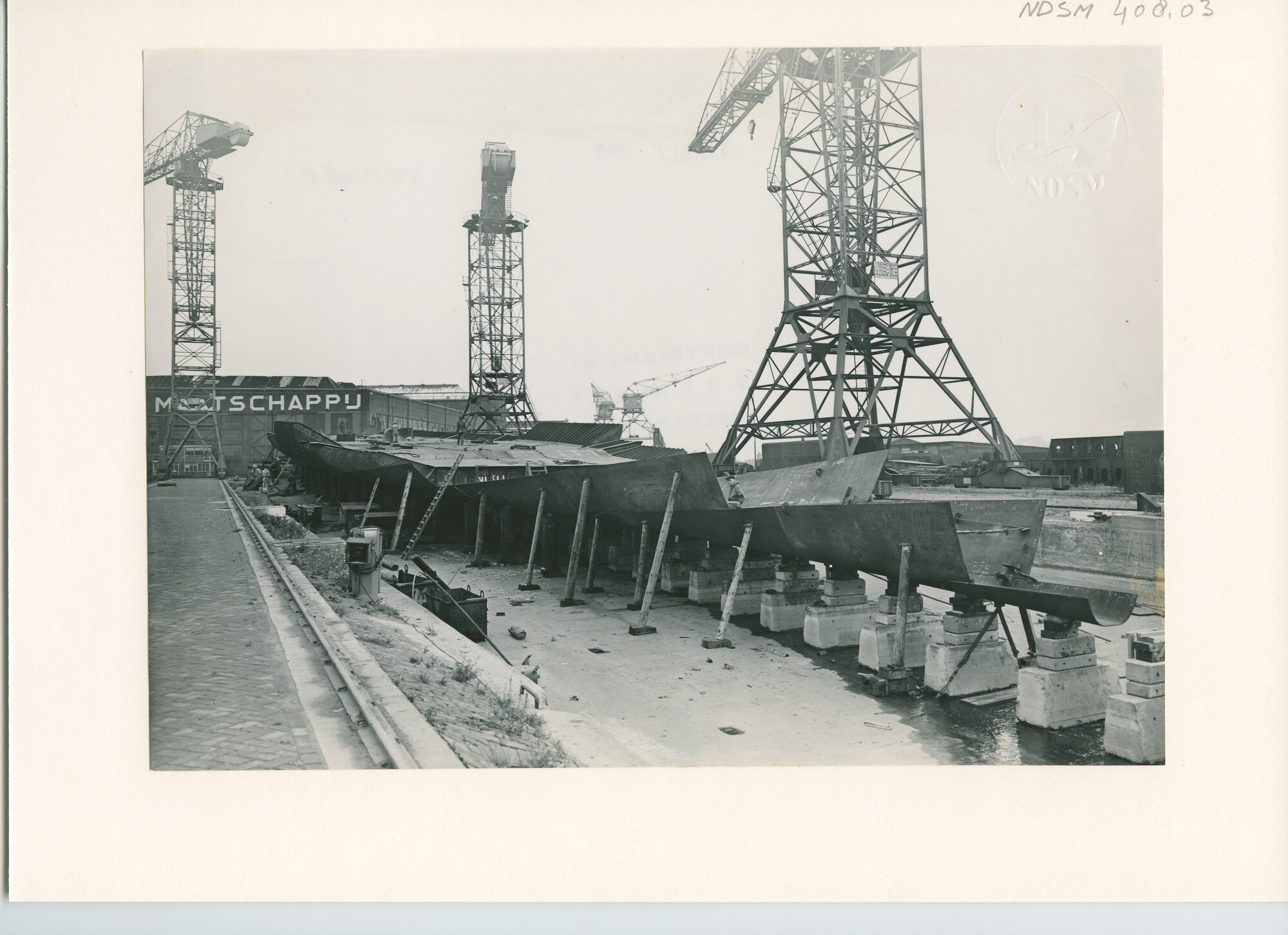 S.5444(1760); Foto van het vrachtschip ms. Hoogkerk in aanbouw bij de NDSM; foto