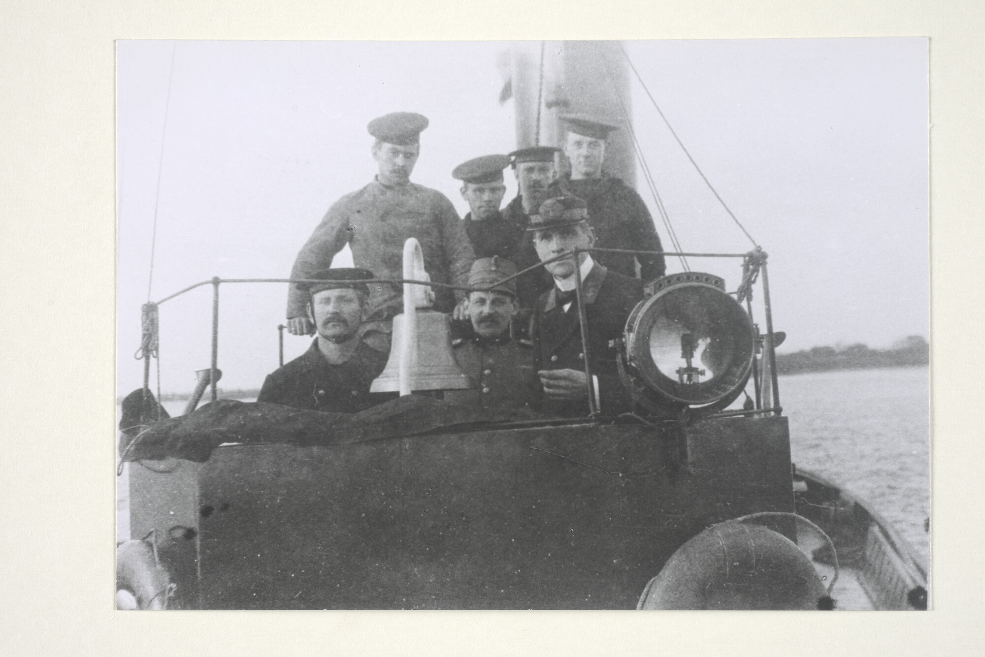 1999.1252; Twee portretten van de bemanning aan boord van Hr.Ms. 'Harmonie' bij het vertrek uit Werkendam in 1915; fotoreportage