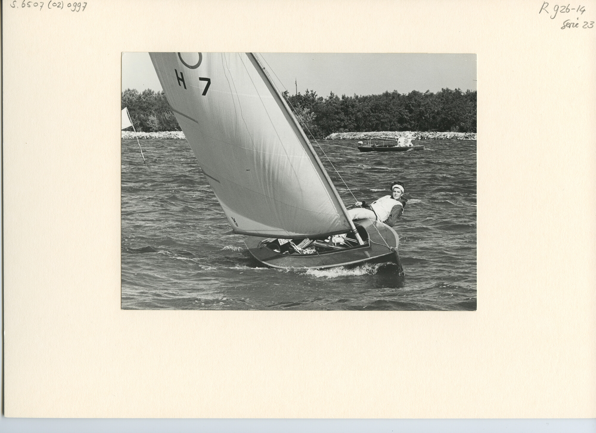 S.6507(02)0997.02; Zwart-wit foto van het Nederlands Kampioenschap O-jollen 1964 op de Westeinderplassen; foto