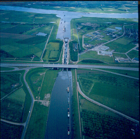 S.9100(4039); Luchtfoto Prins Bernhardsluis bij Tiel. Dia van de Waal met sluis bij Tiel; diapositief