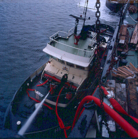 S.9100(6673); Dia brand aan boord van het Indonesische vrachtschip ms. 'Gempita' van de Gesuri Lloyd; diapositief