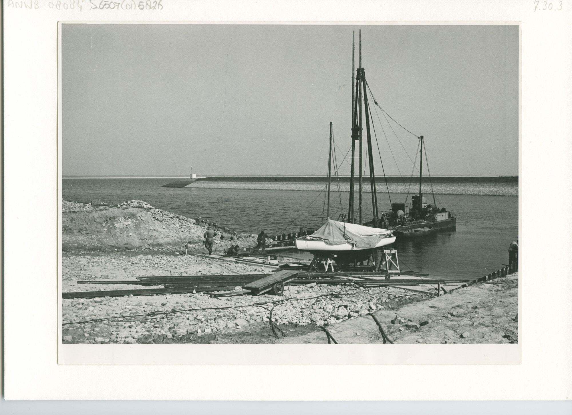 S.6507(01)5826; Foto van jachtwerf Veere in aanbouw. De helling is al in gebruik (voor de eerste maal) door een reparatie scheepje.; foto