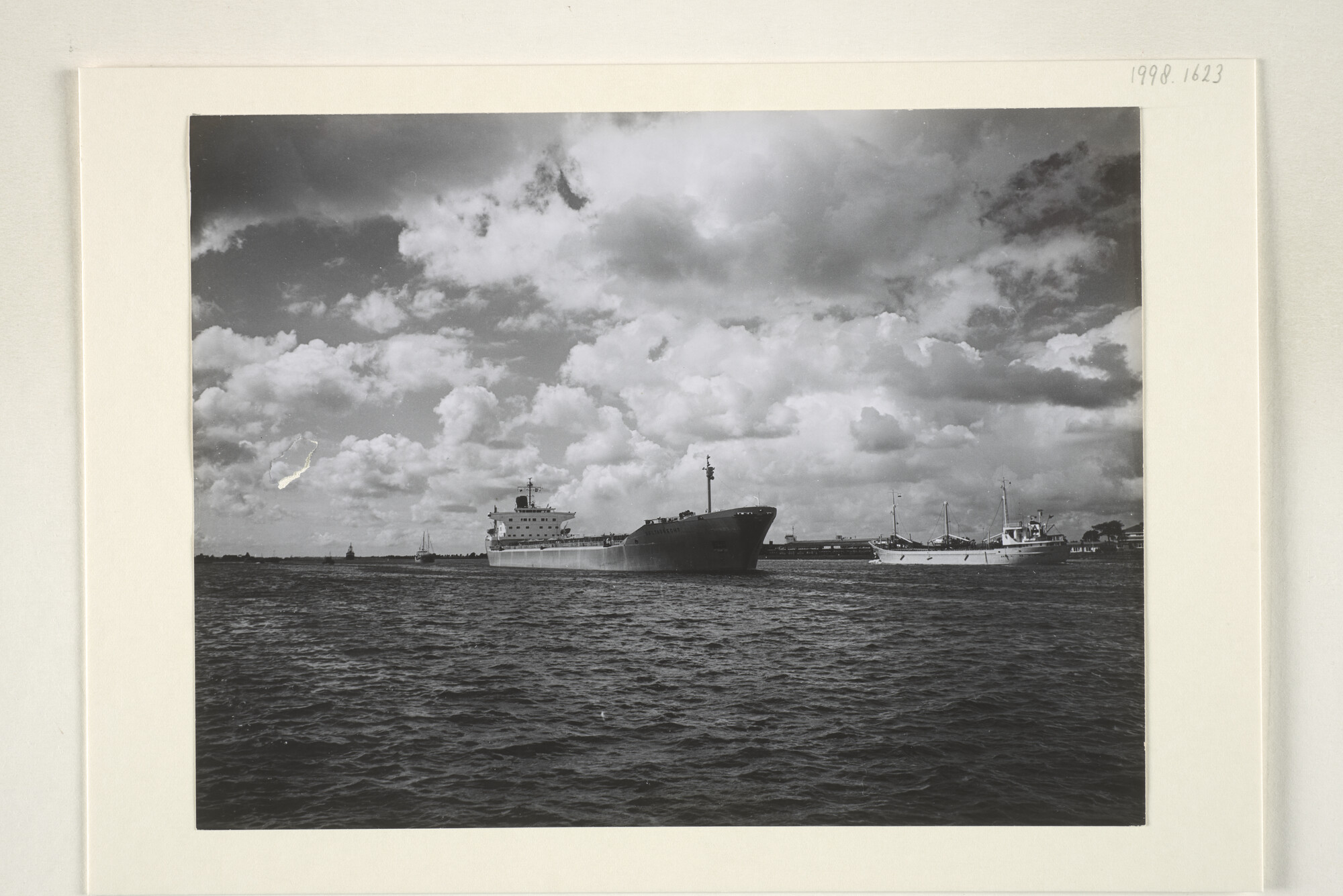 1998.1623; De bulkcarrier ms. 'Deltadrecht' van Phs. van Ommeren NV; foto