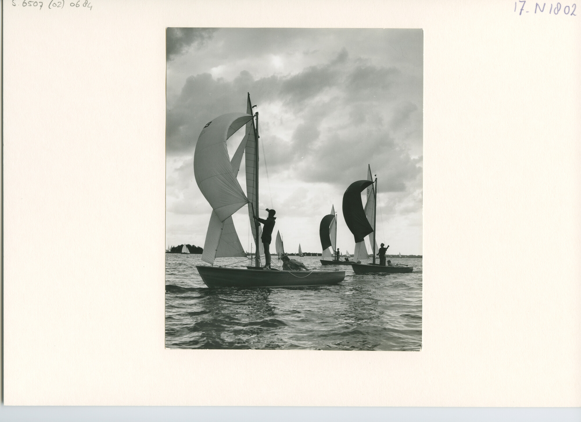 S.6507(02)0684.04; Zwart-wit foto van de Nieuw Loosdrechtweek en Hollandweek II 1960: de Vrijheidsklasse; foto