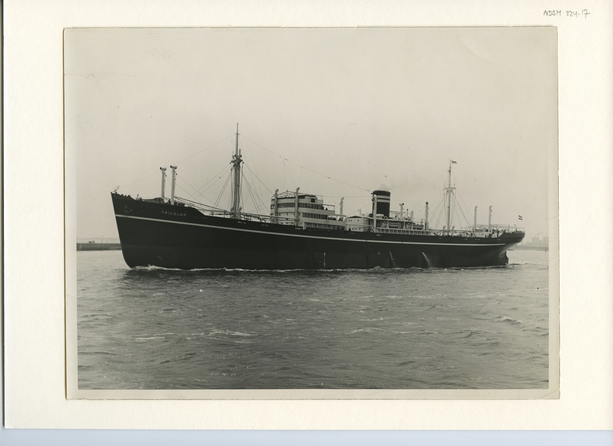 S.5444(1005)4; Foto van het vrachtschip ms. Tricolor tijdens de proefvaart; foto