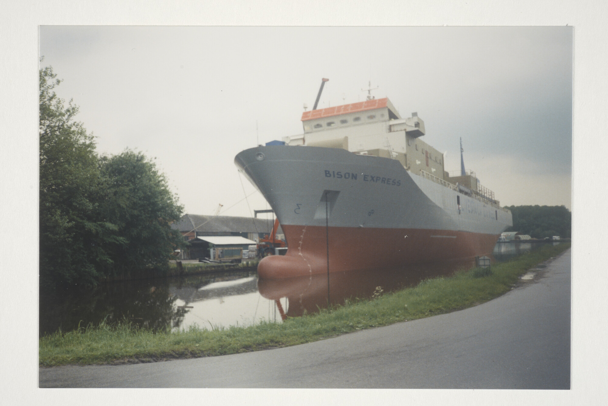 2000.0827; Kleurenfoto van het veetransportschip 'Bison Express' van Kagitingan Shipping Corp; foto