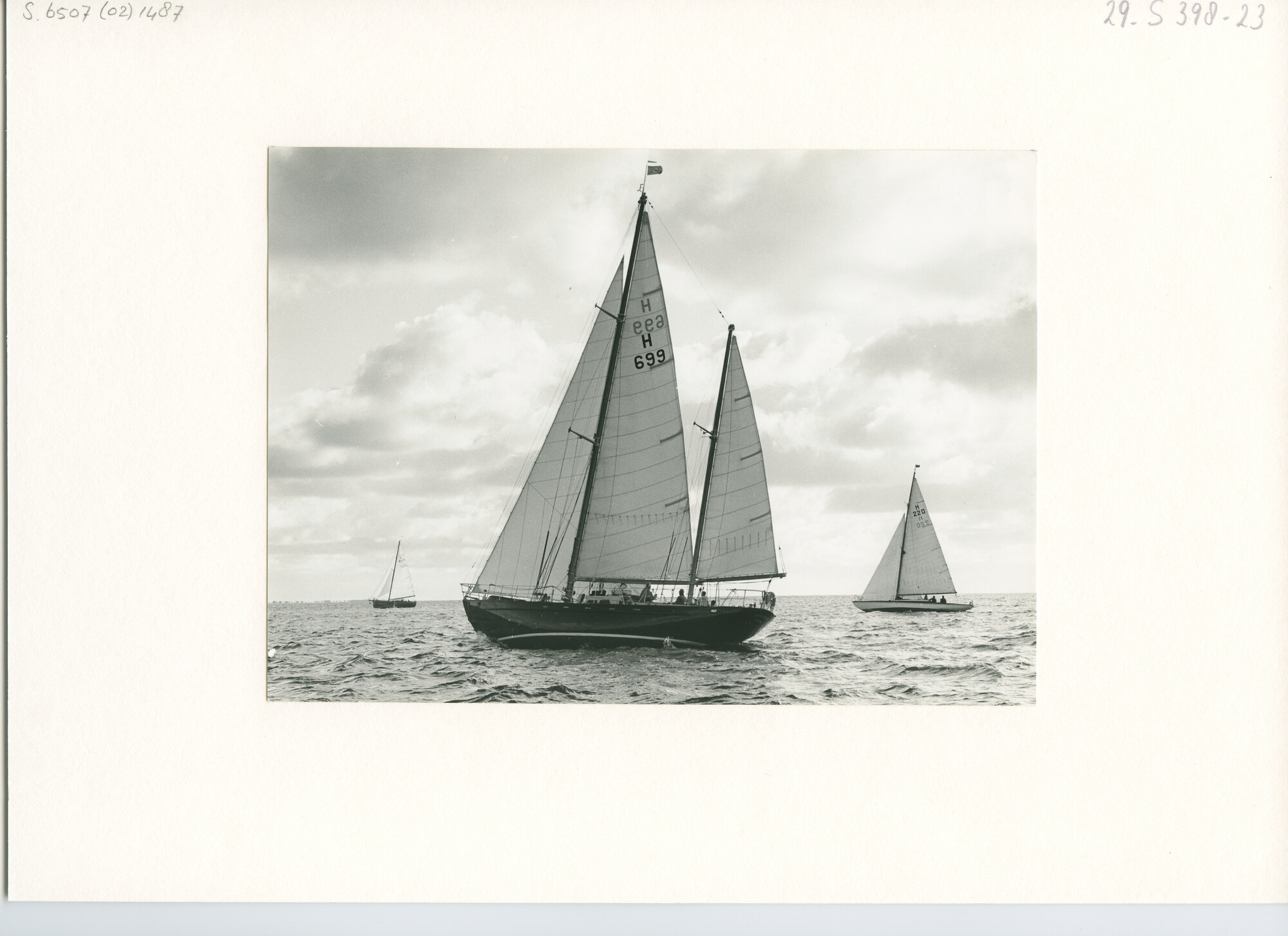 S.6507(02)1487.04; Zwart-wit foto van een zeilwedstrijd voor Den Helder, georganiseerd door de KMJC; foto