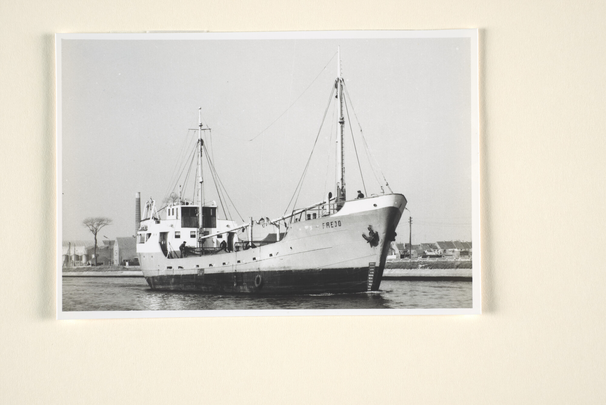 1996.2115; De coaster ms. Frejo vaart op een kanaal; foto