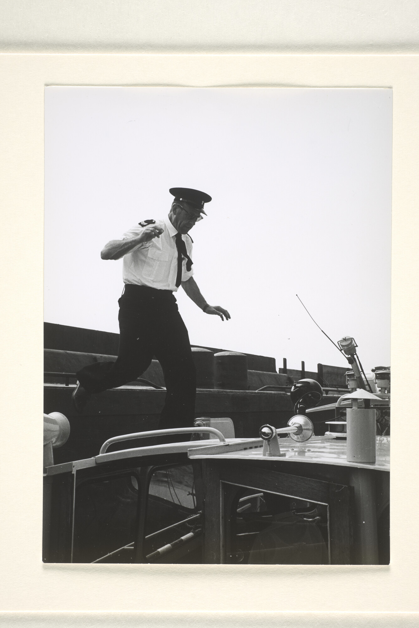 1997.1389; Fotos van het werk van de Rijkspolitie te Water in de regio Dordrecht: agent [...]; fotoreportage