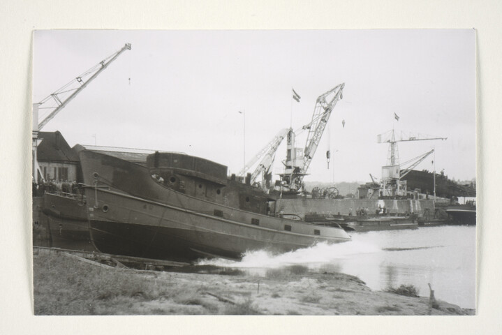 S.5219(12)0590b; Foto's van de haven & zeesleepboot 'Flamingo' op de helling van de Arnhemsche Stoomsleephelling Maatschappij (ASM) in aanbouw; fotoreportage