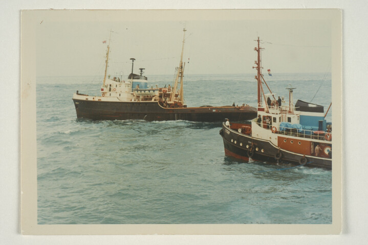 S.6546(07); Kleurenfoto van het vergaan van de Torrey Canyon in maart 1967: Utrecht [...]; foto