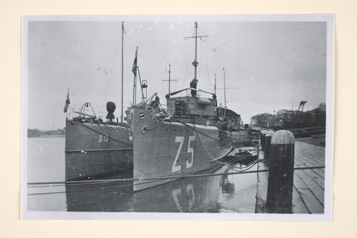 1994.7148; De torpedoboten Hr.Ms. 'Z 5' en 'G 13' naast elkaar afgemeerd te Hellevoetsluis (Vooraanzicht); foto