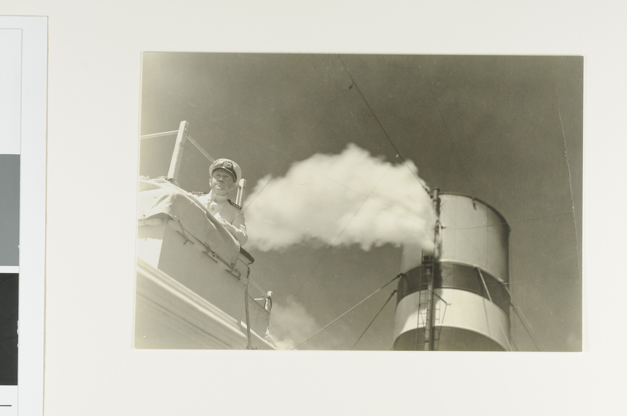 S.5647(149)03; Portretfoto van kapitein G.J. Barendse op de brug van het ss. Rotterdam van de [...]; foto