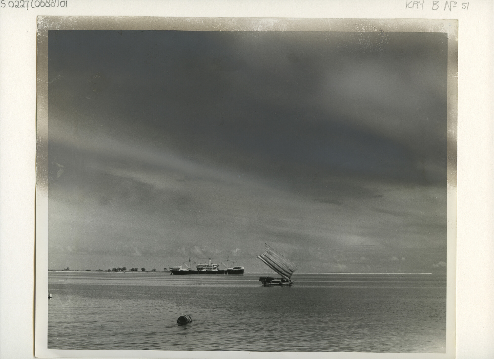 B.0227(0688)01; Een KPM-schip op de rede van Makassar; foto