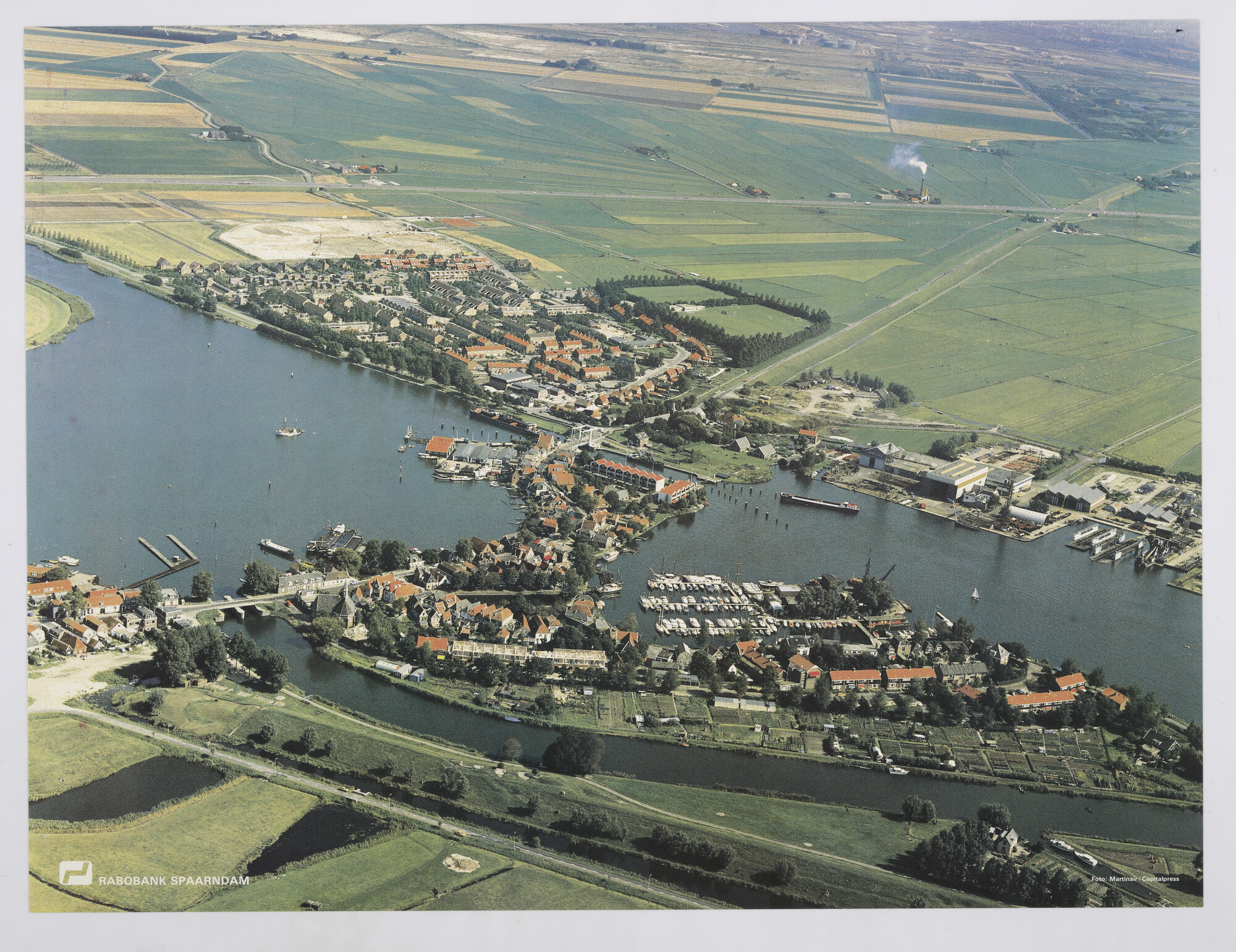 1989.1068; Luchtfoto van het dorp Spaarnedam, circa 1985; affiche