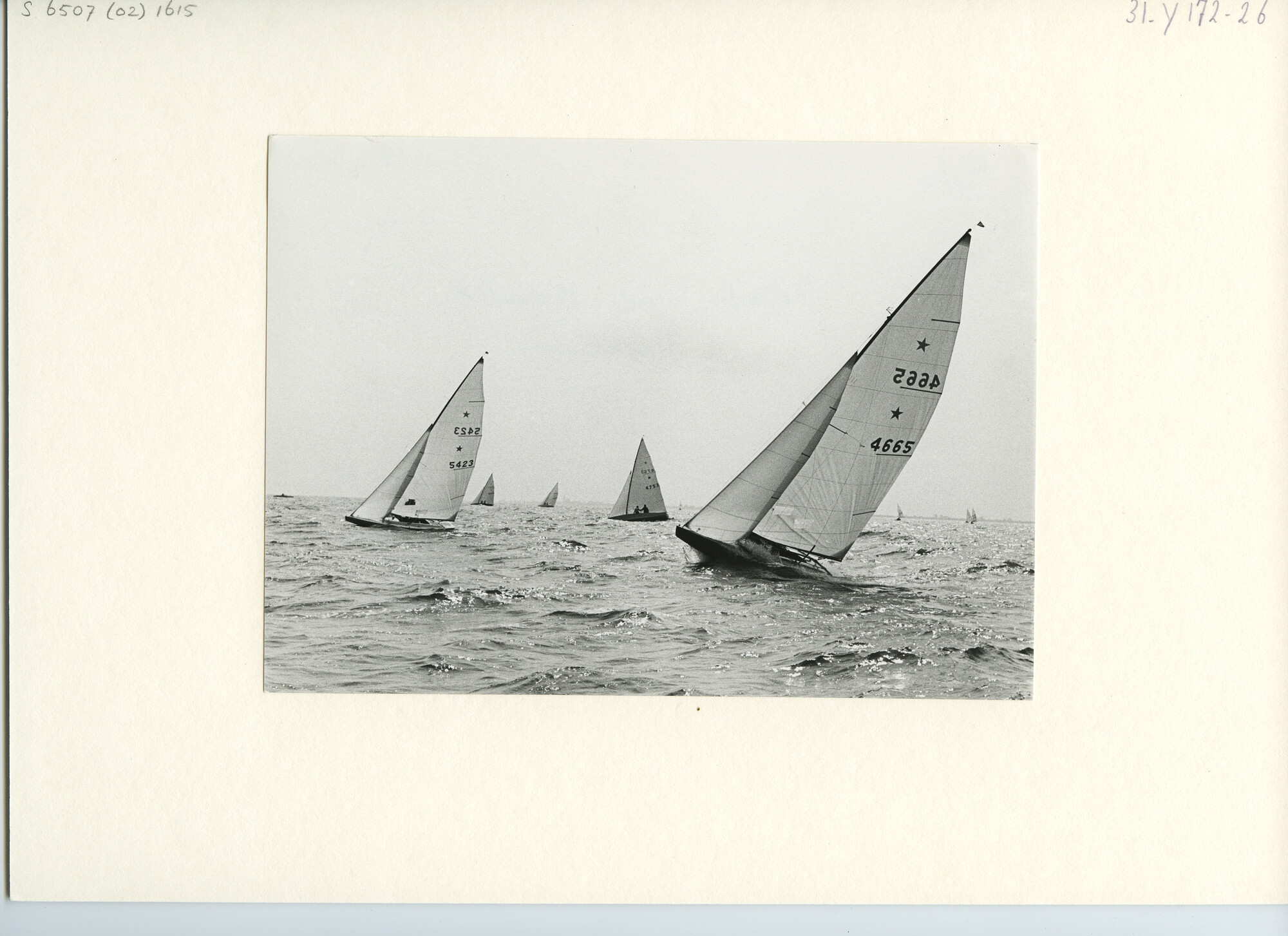 S.6507(02)1615.01; Zwart-wit foto van een zeilwedstrijd in de Star-klasse; foto