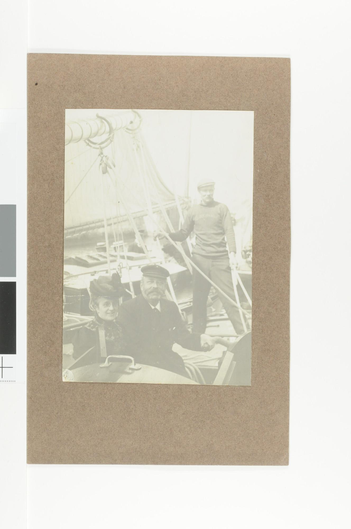 S.5707(08)25; E.H. Crone en mevrouw H.R.E. Crone-Muller aan boord van het jacht 'Jozef Israëls' liggende in de Oranjesluis; foto