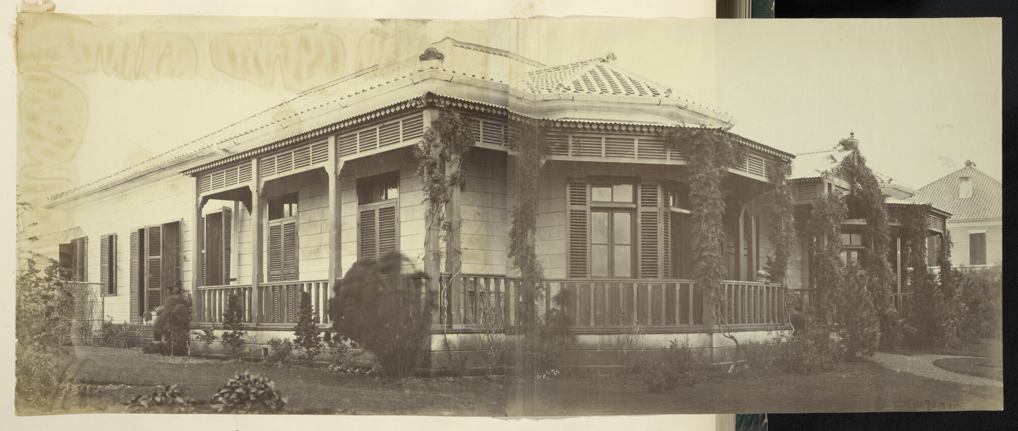 S.3628(04)029; Panoramafoto van het huis van Dirk de Graeff van Polsbroek, Nederlandse minister-resident, in Yokohama; foto