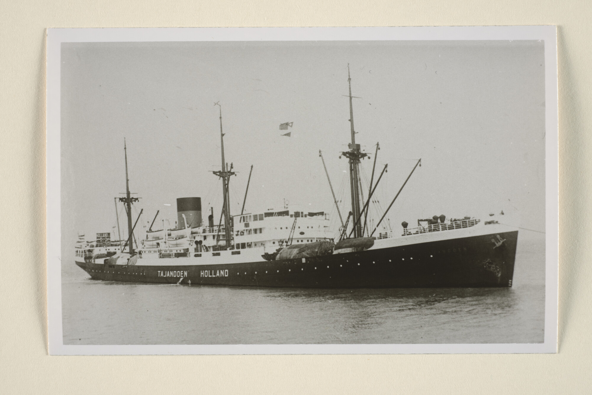1995.5081; Het vrachtschip ms. Tajandoen van de SMN; foto