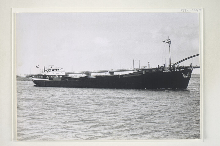 1994.1045; Foto's van bij Scheepswerf Van Goor Monnickendam gebouwde schepen: bouw en proefvaart van de hopper-zuiger 'Pegasus' ev; fotoalbum