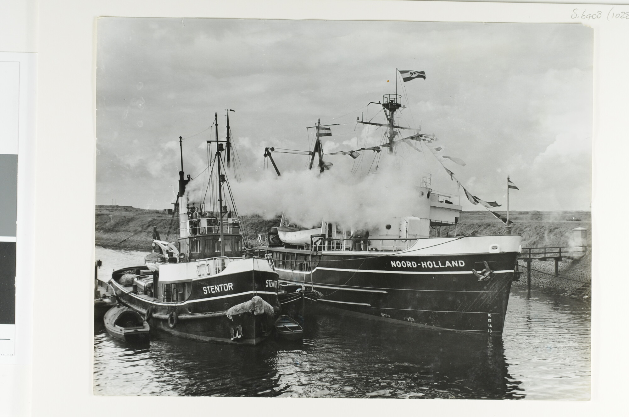 S.6408(1028); Start van de feestweek van het 75-jarig bestaan van IJmuiden en het graven van het Noordzeekanaal in 1951: de sleepboten 'Stentor' en 'Noord Holland' van NV; foto