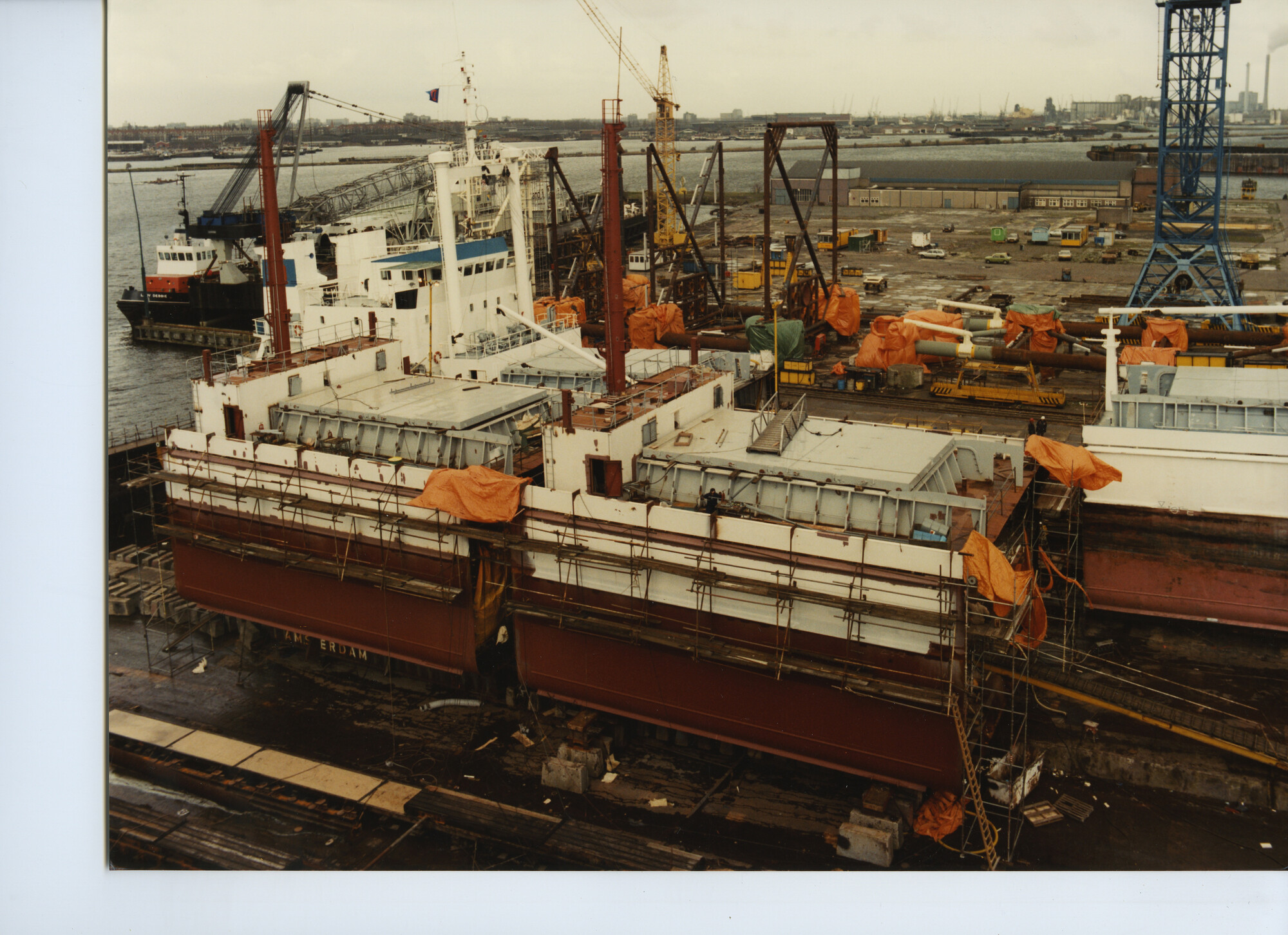 S.5444(00010)16; Foto van de plaatsing van een tussensectie bij het koelschip ms. 'Jan Willem'; foto