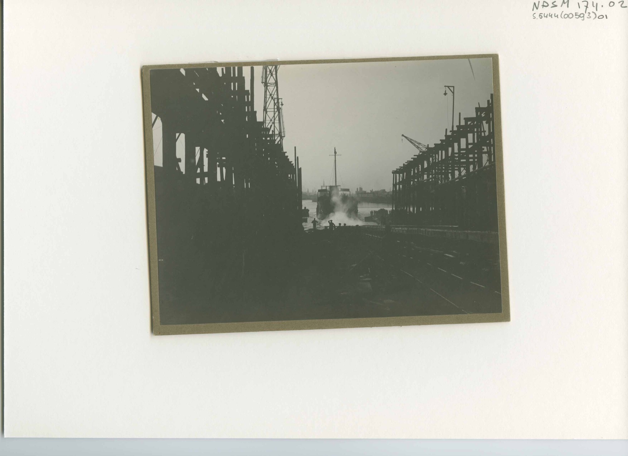 S.5444(0593)1; Foto van de tewaterlating van tanker ss. Juanita van de Curaçaosche Scheepvaart Maatschappij; foto