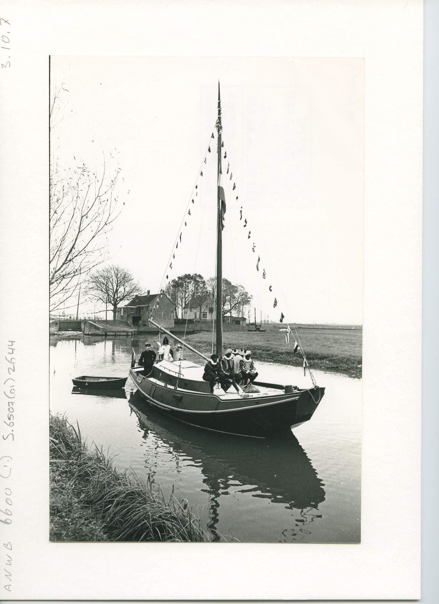 S.6507(01)2644; Intocht te Eemnes van Sint Nicolaas en een stel Pieten aan boord van een gepavoiseerde schouw; foto