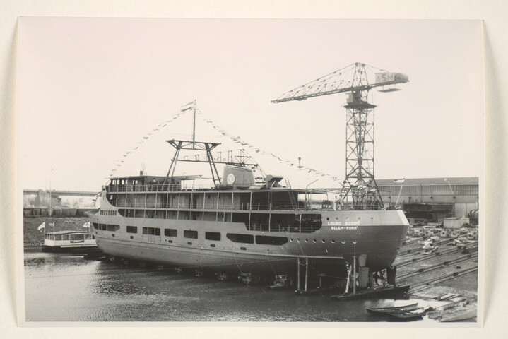 S.5219(12)0145; Foto's van de doop en de tewaterlating van het vracht- en passagiersschip ms. 'Lauro Sodré' vanaf de dwarshelling van de ASM; fotoreportage