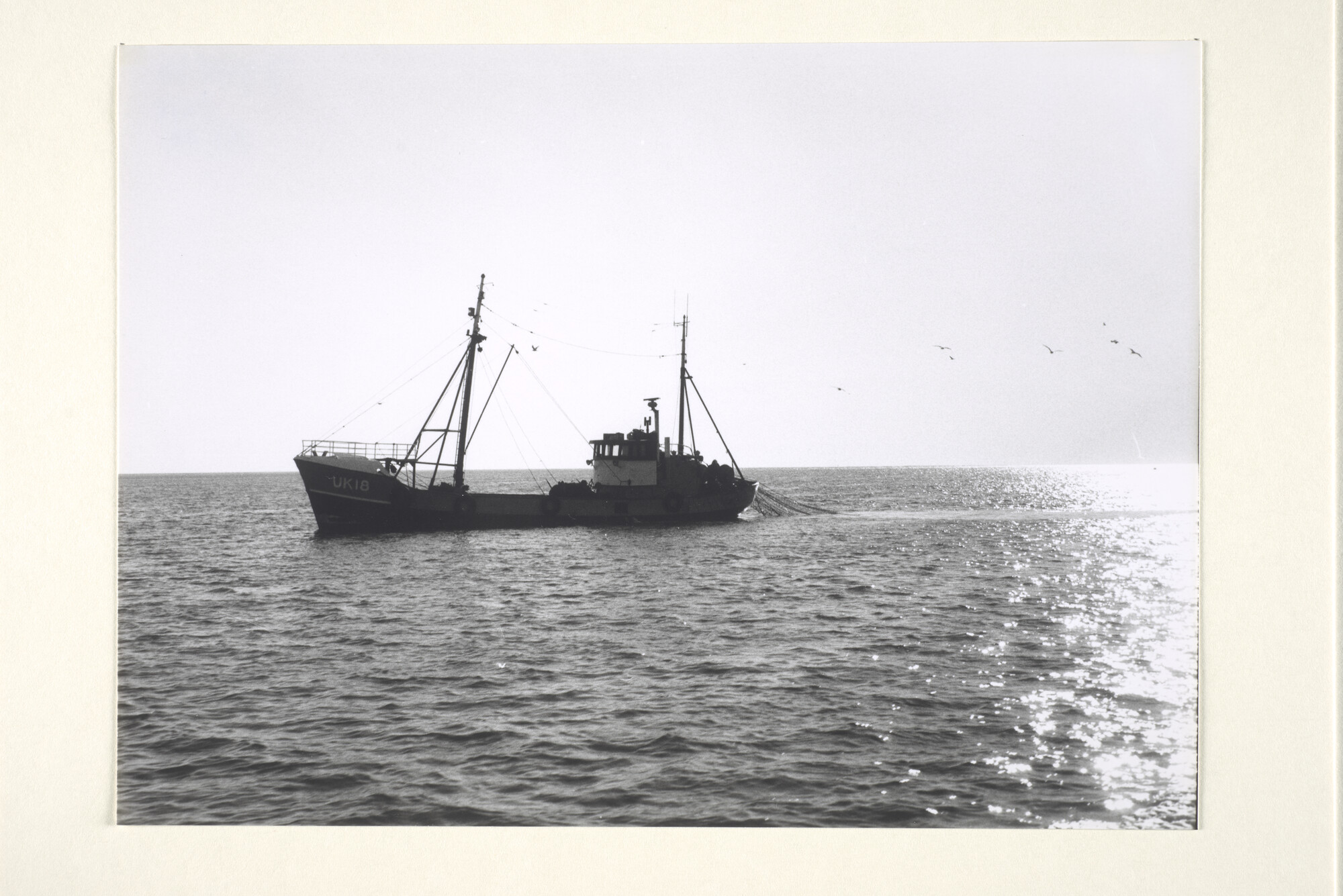 1997.1635; De Urker motortrawler 'UK 18' haalt 's-avonds de netten binnen; foto
