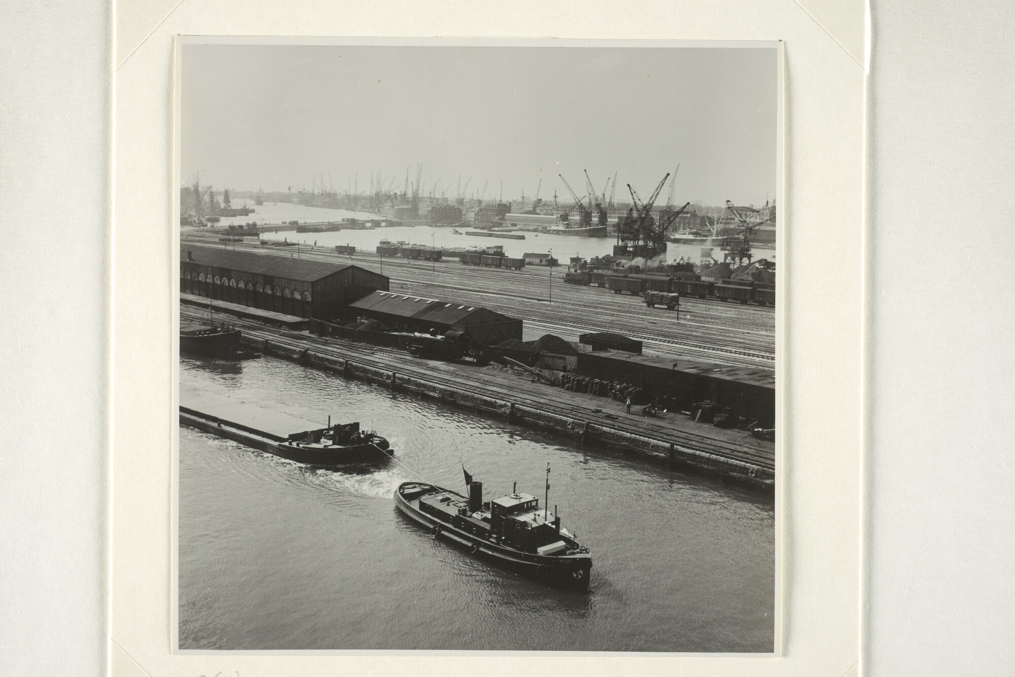 1998.0102; Gezicht op de Ertskade in Amsterdam met spoorwegemplacement, 1954; foto