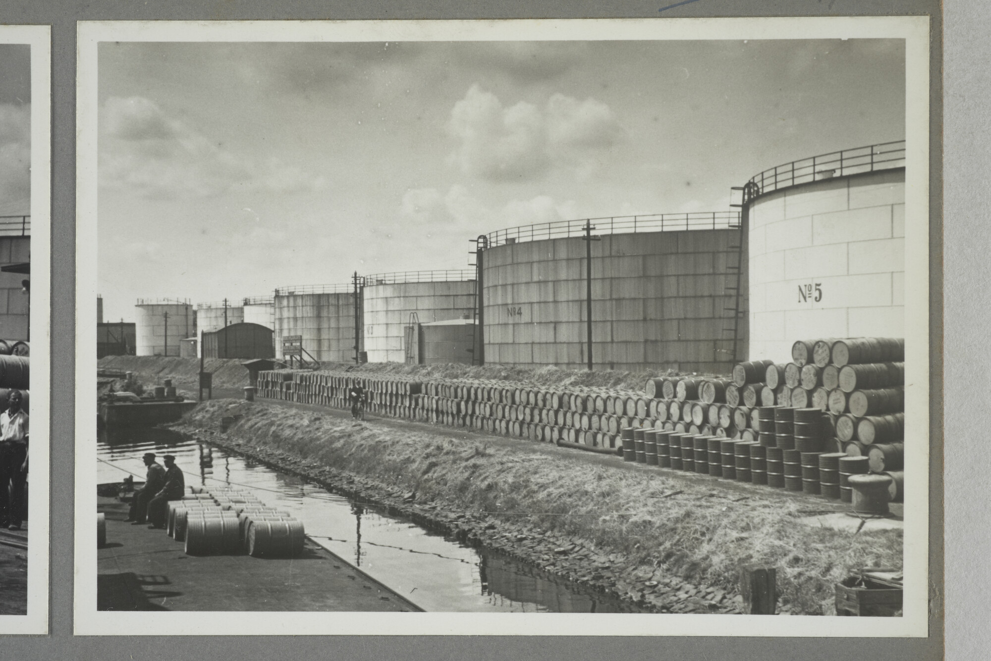 1998.2177; Omslag/ album met een grote hoeveelheid proeffoto's gemaakt door mw. A.M. Wolff-Koller in opdracht van de Gemeente Handelsinrichtingen in Amsterdam; omslag