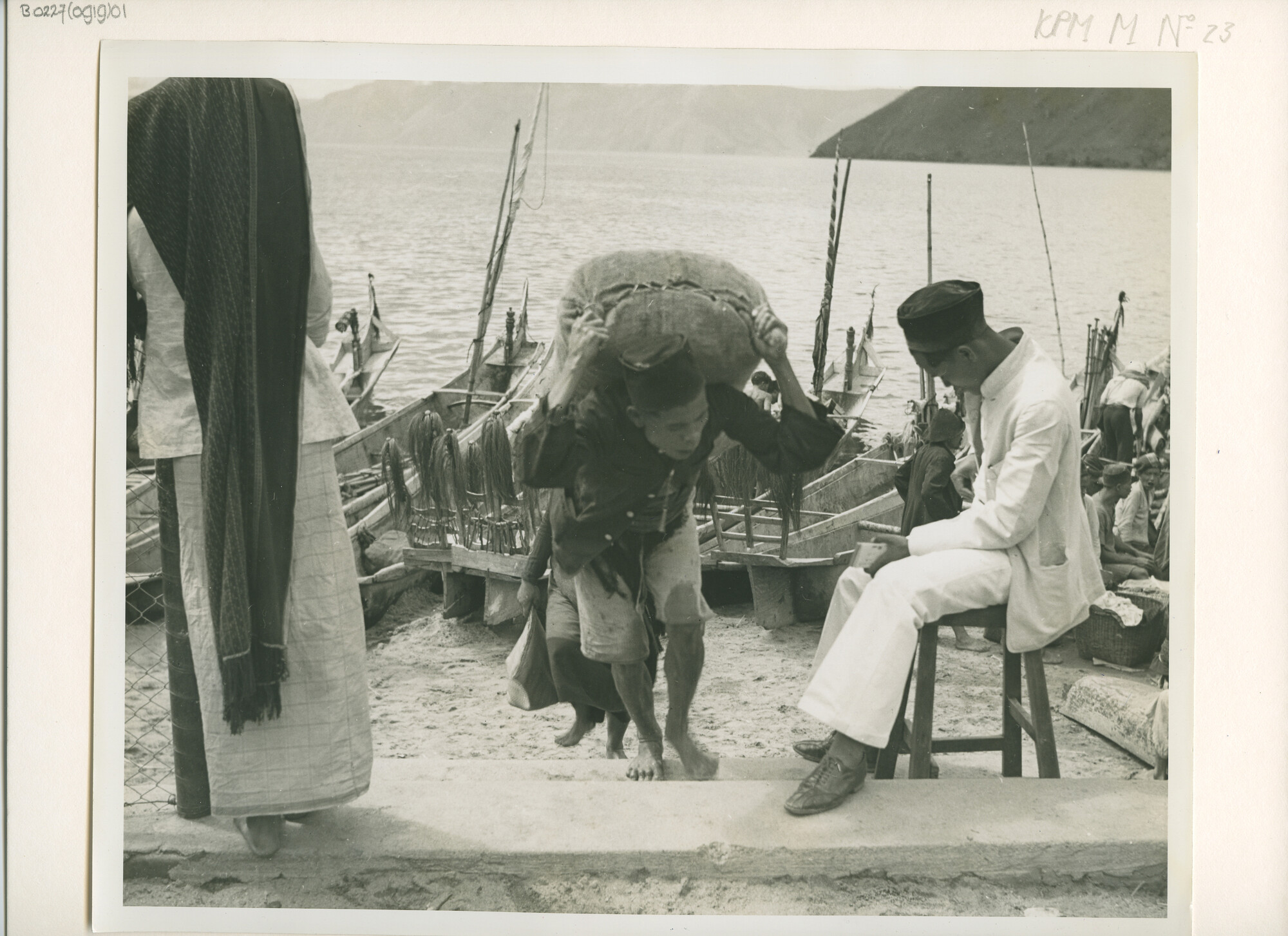 B.0227(0919)01; Foto van het vervoer van goederen (waaronder pisangs) per prauw (soloes) [...]; foto