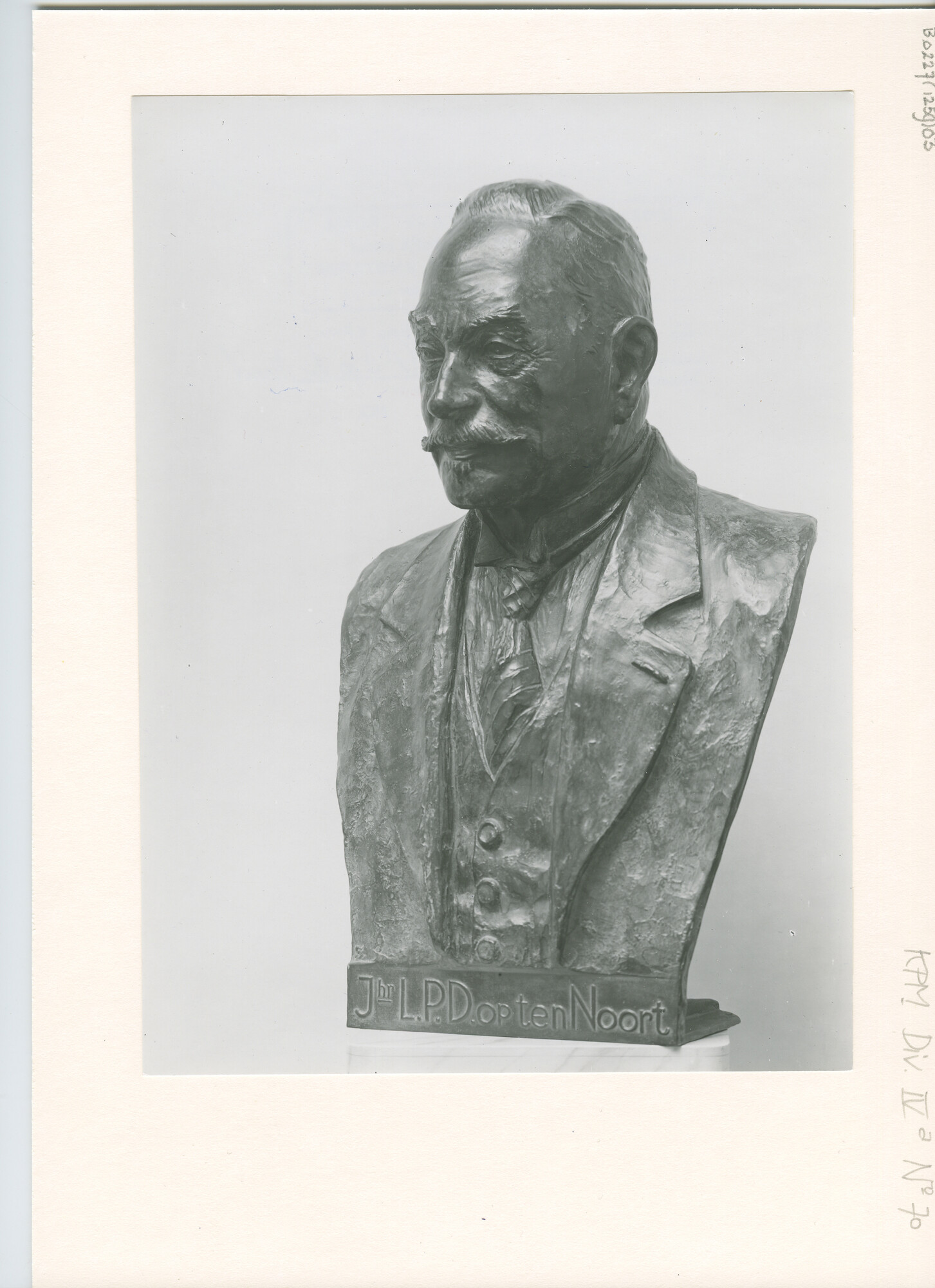 B.0227(1259)03; Foto van het borstbeeld van jhr. L.P.D. ten Noort; foto