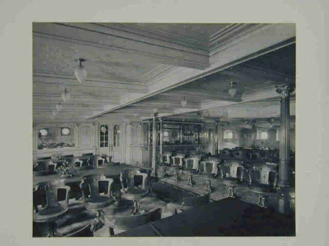 S.4348(01); Herinneringsalbum met bouw- en interieurfoto's aangeboden aan mej. E.D.W. Jonckheer ter gelegenheid van de tewaterlating van het passagiersschip ss. Vondel; fotoalbum