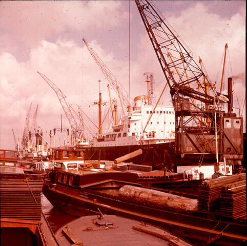 S.9100(0031); Een Franse vrachtschip, hardhout lossend bij het VCK; diapositief