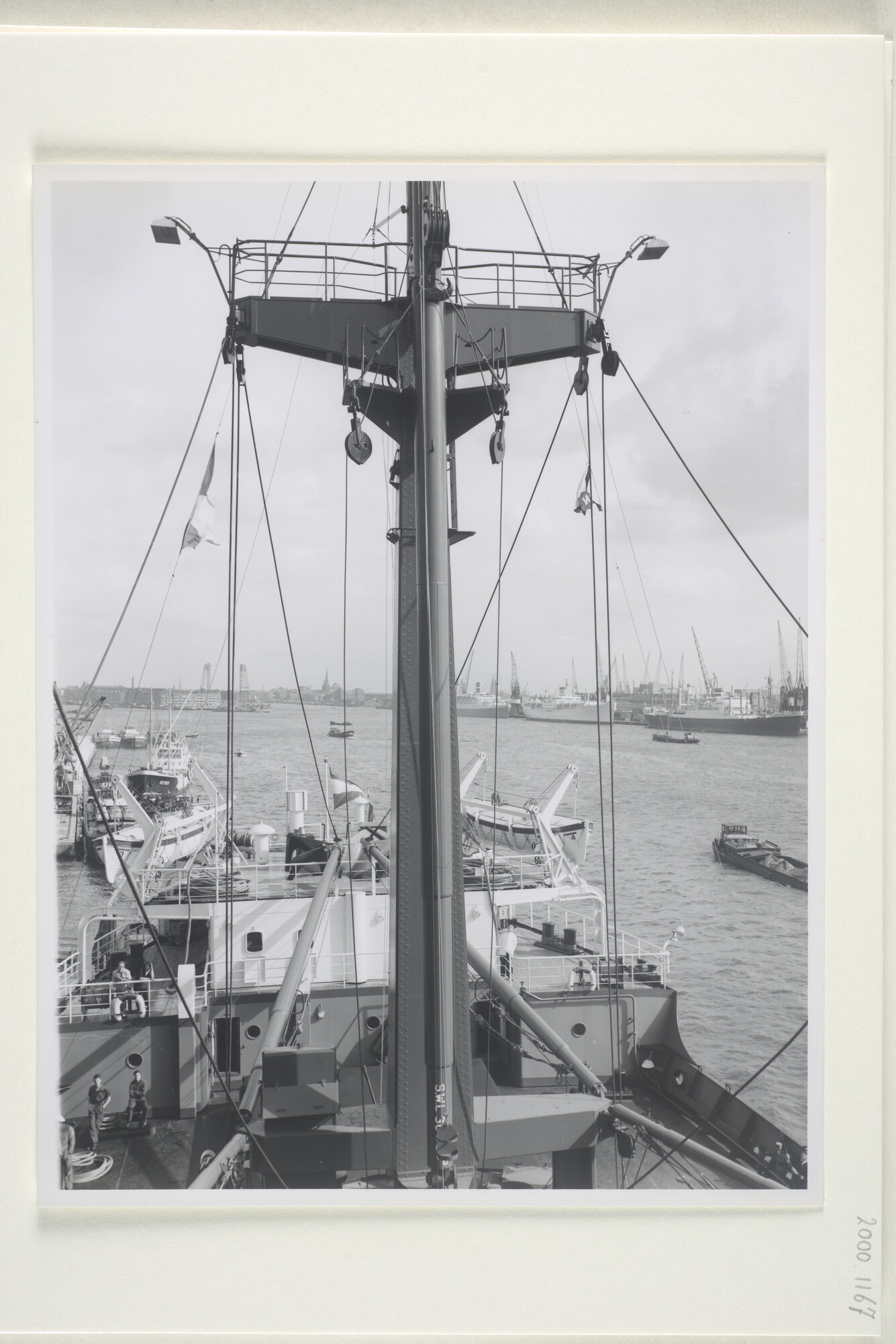 2000.1167; Foto's van de overdracht van het vrachtschip ms. 'Batjan' van de werf van P. Smit Jr; fotoreportage