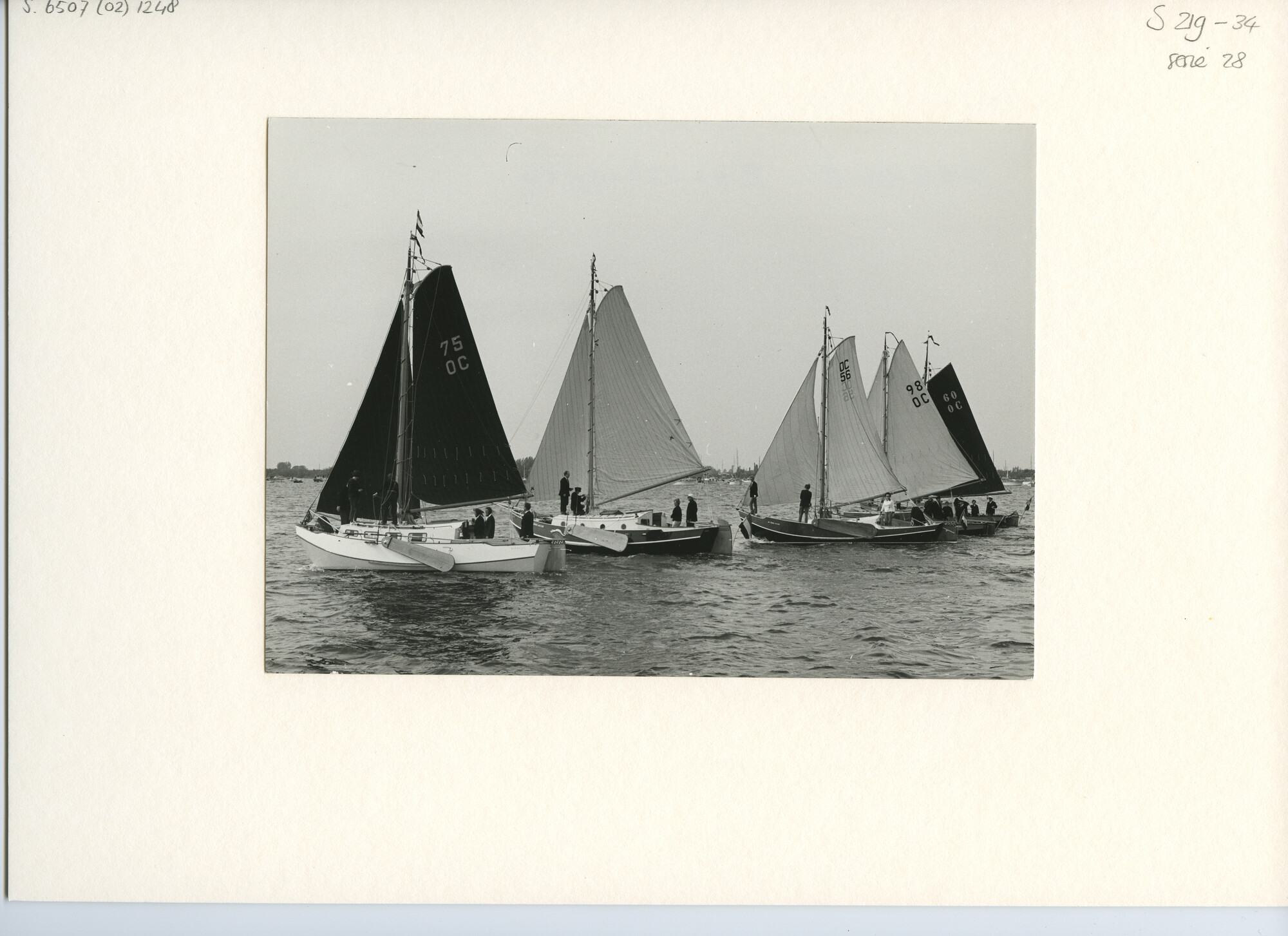 S.6507(02)1248.01; Zwart-wit foto van de vlootschouw op de Westeinderplassen ter gelegenheid van het 75-jarig jubileum van het KVNWV; foto