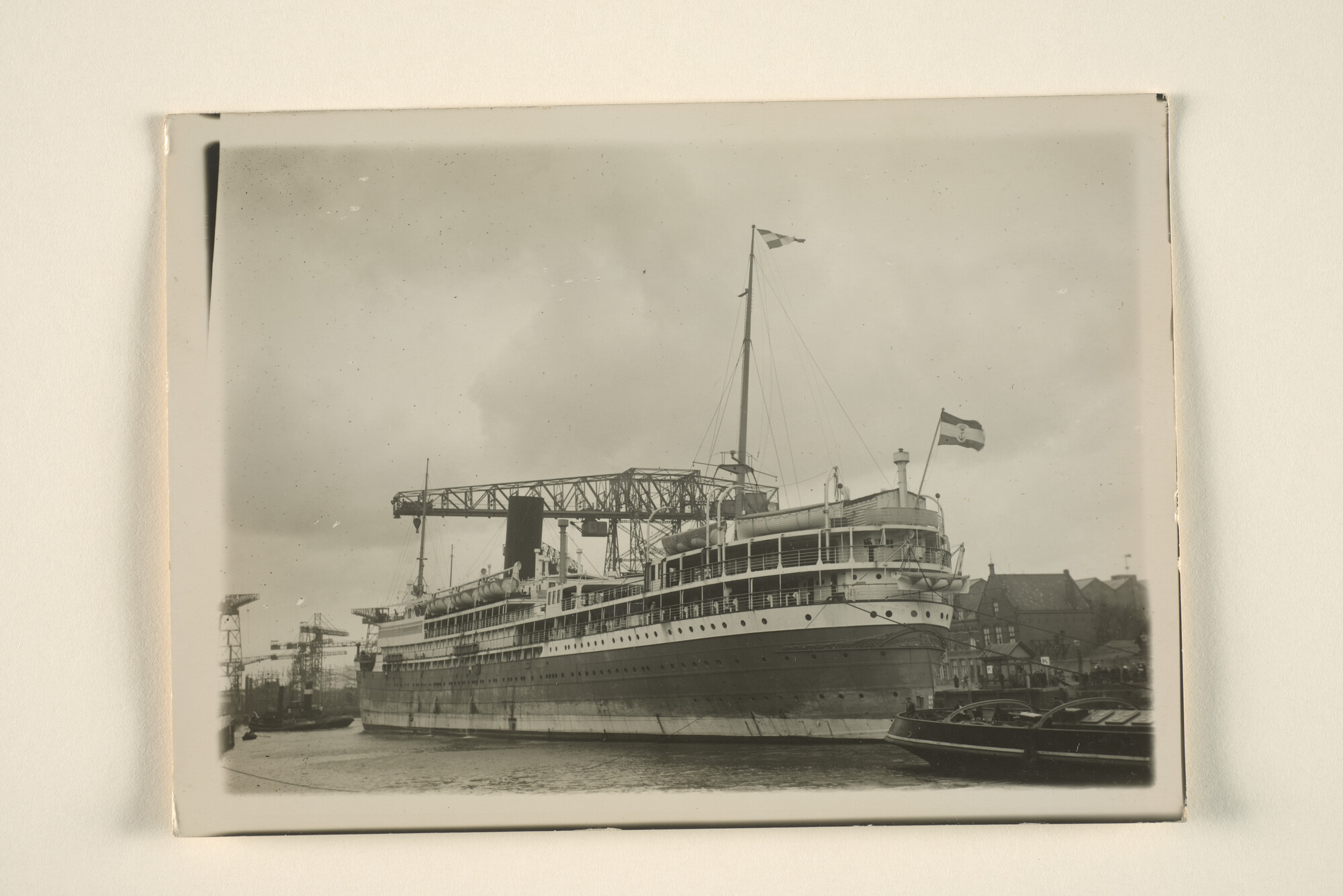 1995.5221; Het passagiersschip ms. Indrapoera van de Rotterdamsche Lloyd vertrekt bij de Koninklijke Maatschappij 'De Schelde' in Vlissingen; foto